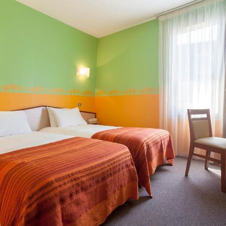 Brit Hotel Le Lion D'Or Chinon Eksteriør billede