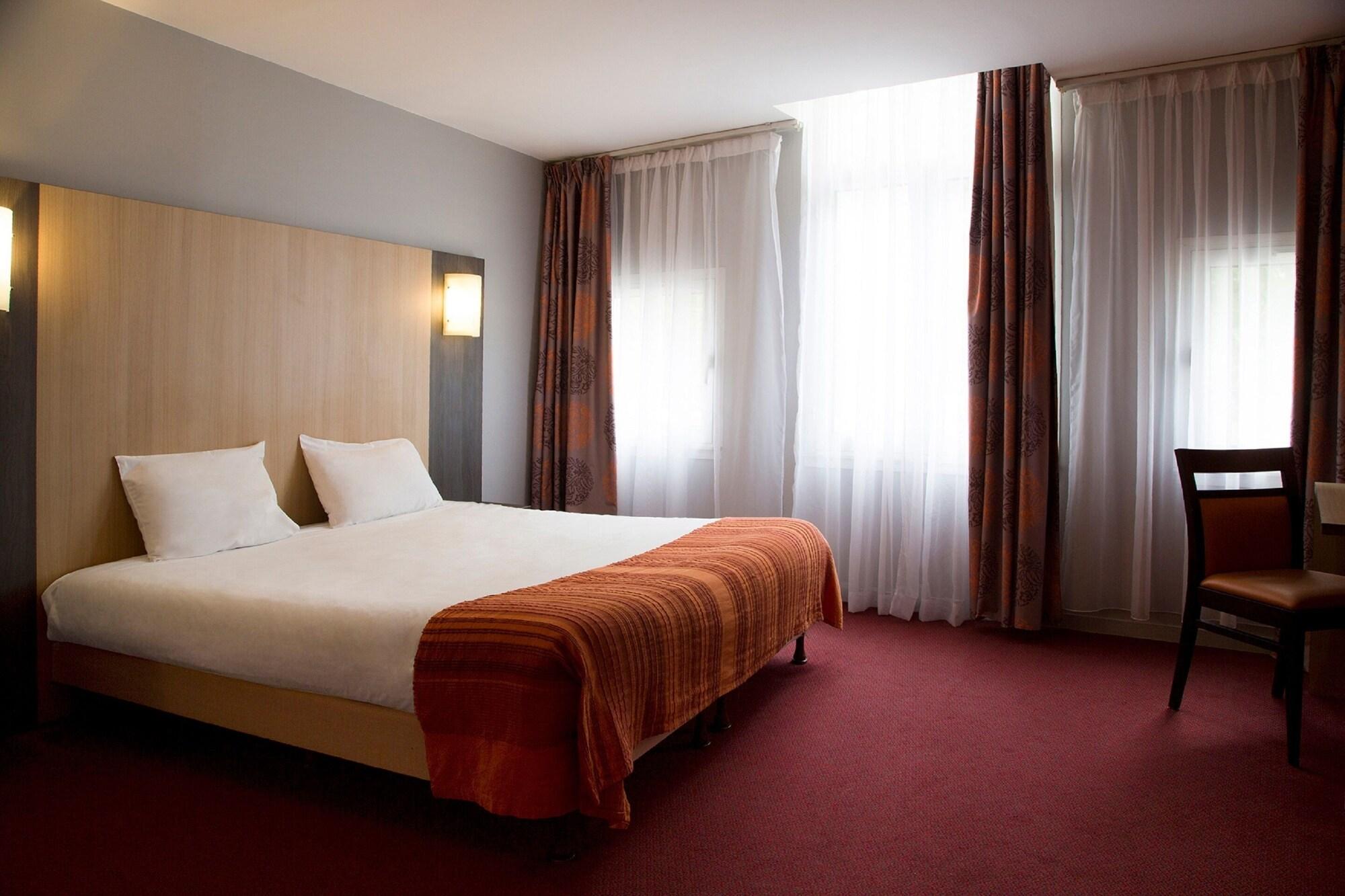 Brit Hotel Le Lion D'Or Chinon Eksteriør billede